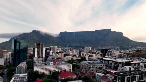 Clip de la Montagne de la Table avec la ville du Cap en dessous par un drone