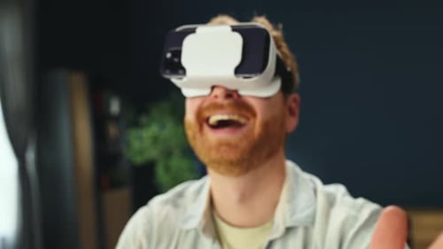 Mann benutzt Virtual-Reality-Headset in Innenräumen
