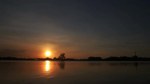 4K-Zeitraffer des Sonnenuntergangs auf der Oberfläche des Sees, Sonnenuntergang