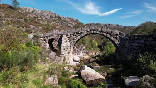Steinbrücke in atemberaubender Naturlandschaft. Cava da Velha, Castro Laboreiro,
Portugal