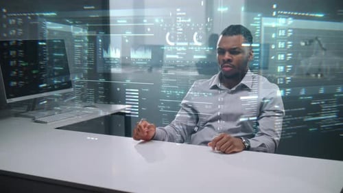 Especialista afroamericano utiliza la realidad aumentada para visualizar gráficos y diagramas virtuales de datos en 3D