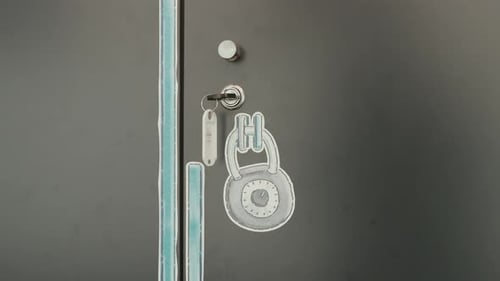Porte de casier avec clé insérée et symbole de verrouillage fermé