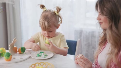 Kind malt sorgfältig festliches Ei