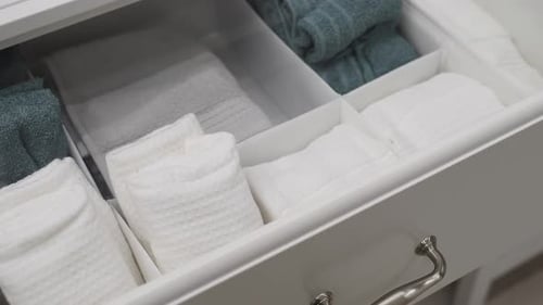 Tiroir à serviettes de salle de bain bien organisé et bien rangé avec des serviettes douces en peluche