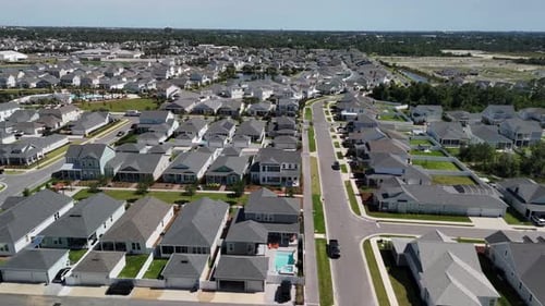 Quartier de banlieue uniforme vu d'en haut dans un environnement résidentiel calme, Panama City Beach, Flori