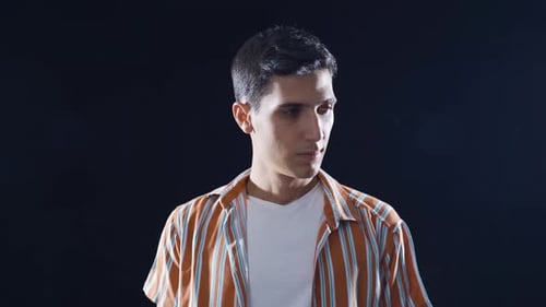 Homem olhando acusadoramente para a câmera.