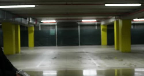 Mann in einer Suite mit weißer Maske, der eine Waffe zur Seite richtet