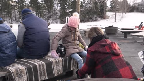 Vorbereitung auf Schlittschuhe im Winter Park