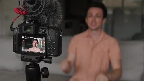 Energetischer Vlogger im Gespräch mit der Kamera für soziale Medien — Kamera im Fokus