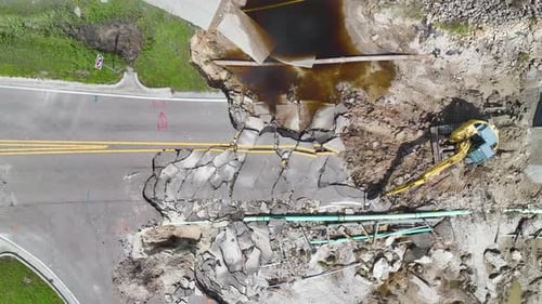 Luftbild der Rekonstruktion einer beschädigten Straßenbrücke, die vom Fluss nach dem Waschen des Hochwassers zerstört wurde