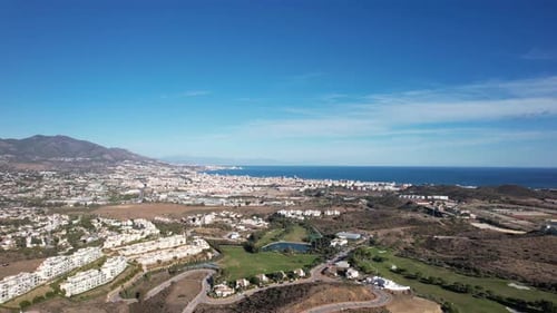 Panorama del paisaje del sur de Andalucía, vista aérea de la ciudad de Fuengirola y agua azul del mar.