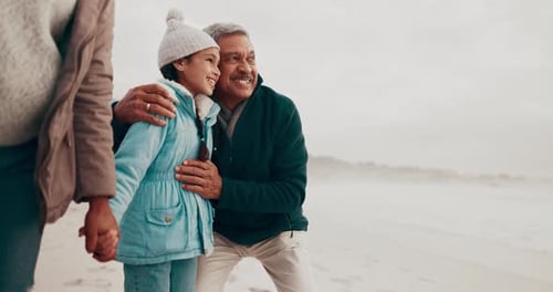 Familia, playa y abuelo con hijo, de vacaciones y entusiasmados con la felicidad y el viaje de escapada