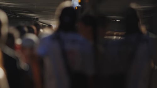 Eine Gruppe von Passagieren, die im Bahnhof spazieren gehen