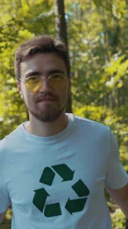 Un joven promueve activamente la sostenibilidad y la conciencia ambiental en la naturaleza