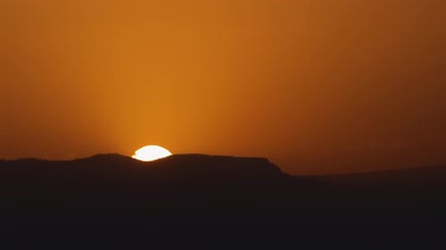 Vergrößern Sie den Sonnenaufgang über der Wüstenlandschaft im Zeitraffer