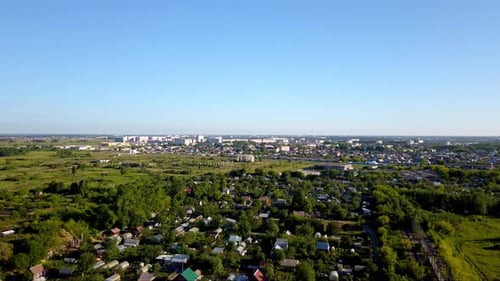 Casas de verano en las afueras de la ciudad