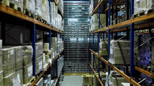 Systèmes d'étagères à plusieurs étages utilisés dans un grand entrepôt de stockage, vol de Drone