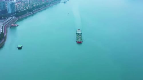 Nahaufnahme des Frachtschiffs Sailing Bulker ist ein Handelsschiff, das speziell für den Transport und das Auspacken entworfen wurde