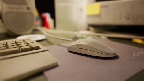 Alte Computer aus den 80ern in einem verlassenen Rechenzentrum