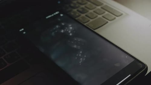Abstrakter schwarzer Hintergrund mit Seifenblasen auf dem Smartphone-Bildschirm