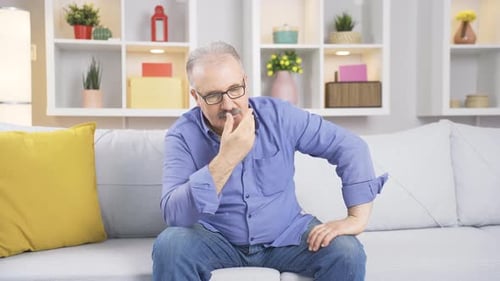 Vieil homme triste et seul à la maison.