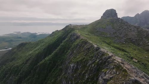 Trilha de montanha ao longo de Arête em Lofoten