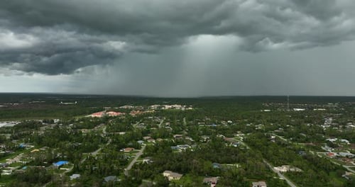 Stürmische Wolken bilden sich während eines Gewitters am dunklen Himmel, bewegen sich und ändern sich das Wetter in der Wolkenlandschaft