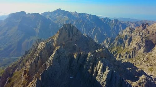 Picos de Europa atteint de nouveaux sommets à travers l'objectif du Drone, mettant en valeur la majesté et l'émerveillement des Alpes