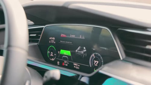 Armaturenbrett eines Elektroautos während der Fahrt