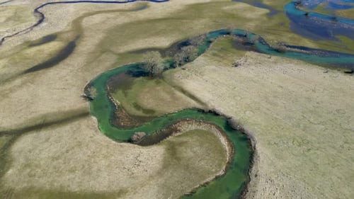 Vue aérienne par drone d'une magnifique rivière serpentine. Des couleurs éclatantes et des paysages magnifiques.