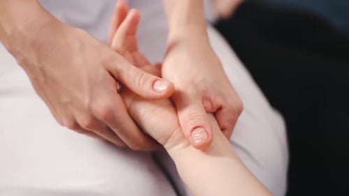 Frau bekommt Entspannungs-Handmassage im Spa-Salon