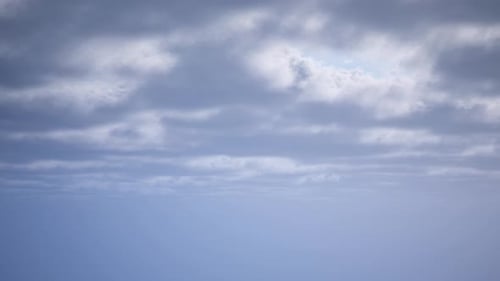 Wunderschöne Wolkenlandschaft vor blauem Himmel
