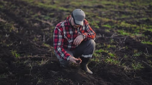 Vie rurale Un villageois touche le sol et prend la terre en main L'amour de la nature Un agriculteur profite