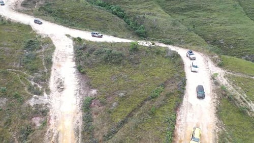 Geländewagen mit Allradantrieb auf unebenem Gelände im Nationalpark Serra da Canastra im Überlandrennen, M