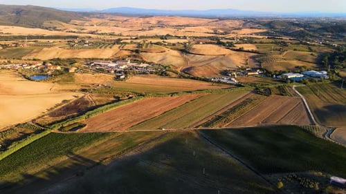 Panorama aérien des vignobles qui s'étendent sur les collines vallonnées de la Toscane
