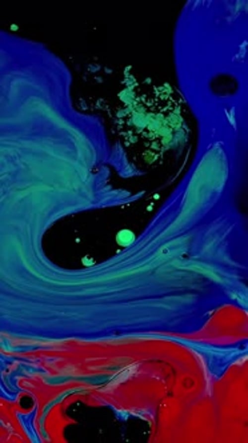 De belles couleurs colorées sur l'eau, des couleurs multicolores épaisses sont mélangées à la surface de l'eau