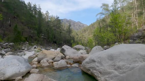 La nature époustouflante du ruisseau Guver Kanyonu Seyir Terasi parmi les énormes rochers