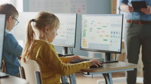 Aula de informática de la escuela primaria: linda niña usa una computadora personal, Learning Pro