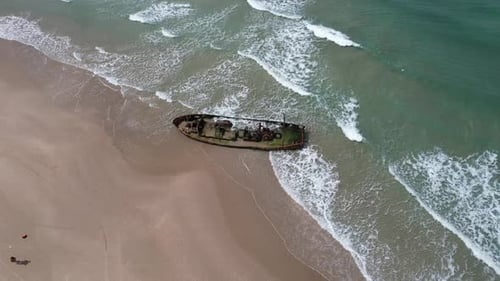 Verlassenes rostiges Schiffswrack im HaBonim Beach Nature Reserve am Mittelmeer in Israel