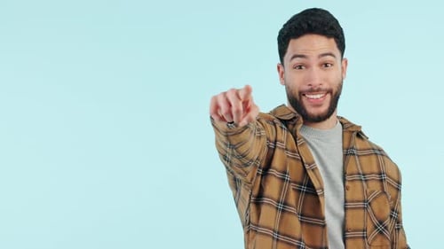 Hand, zeigend und Mann bei der Rekrutierung von Ihnen im College, in einer Gelegenheit oder im Club mit einem Lächeln im Gesicht