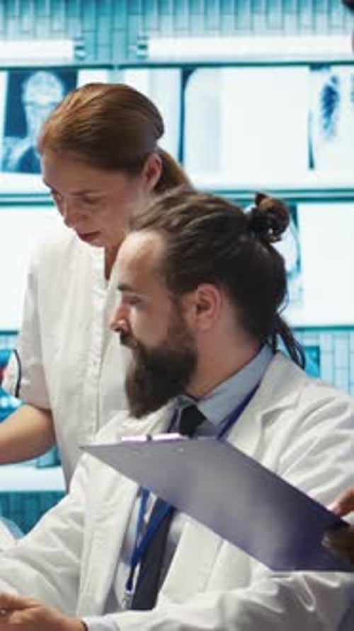 Das medizinische Team von Vertical Video bespricht die Ergebnisse von Röntgenscans und die Patientenversorgung im Behandlungszentrum
