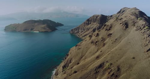 Drohnen-Luftaufnahme der malerischen tropischen Landschaft von Padar Island