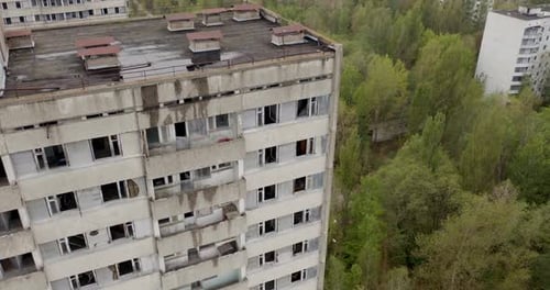Unheimliches verlassenes Gebäude in der Kernkraftwerkszone von Tschernobyl mit herbstlichen Bäumen darunter in Pripyat,