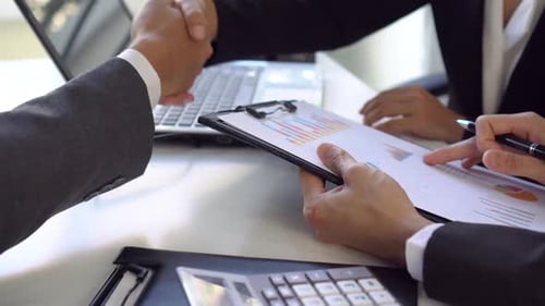 Fechando o negócio Acordo de negociação comercial bem-sucedido e aperto de mão