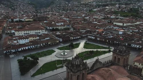 4K-Luftaufnahmen in der Dämmerung der Plaza de Armas in Cusco City, Peru, während der Coronavirus-Quarantäne, l