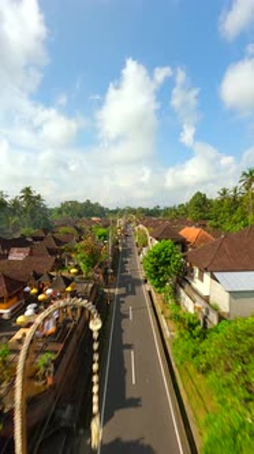 Vol en FPV au-dessus d'un village décoré pendant les vacances de Galungan à Ubud Bali