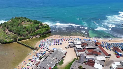 Luftaufnahme der Schönheit des Drini-Strandes in Gunungkidul Yogyakarta, Indonesien