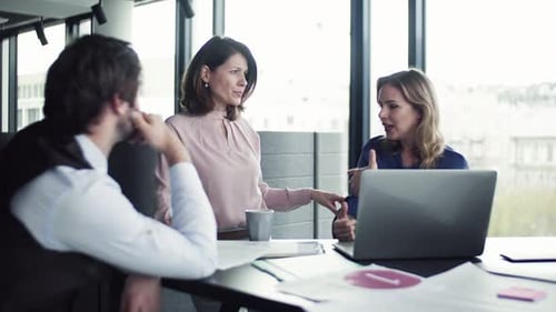 Colaboração da equipe de negócios e planejamento improvisado em um escritório moderno