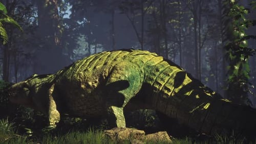 Grand crocodile reposant dans une végétation luxuriante dans un environnement forestier dense