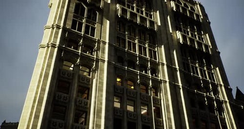 Arquitectura histórica de un edificio alto bajo el cielo nocturno
